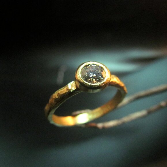 Engagement ring. 14K Yellow gold ring with 0.25ct' Diamond. very unique ring. - Picture 3 of 14